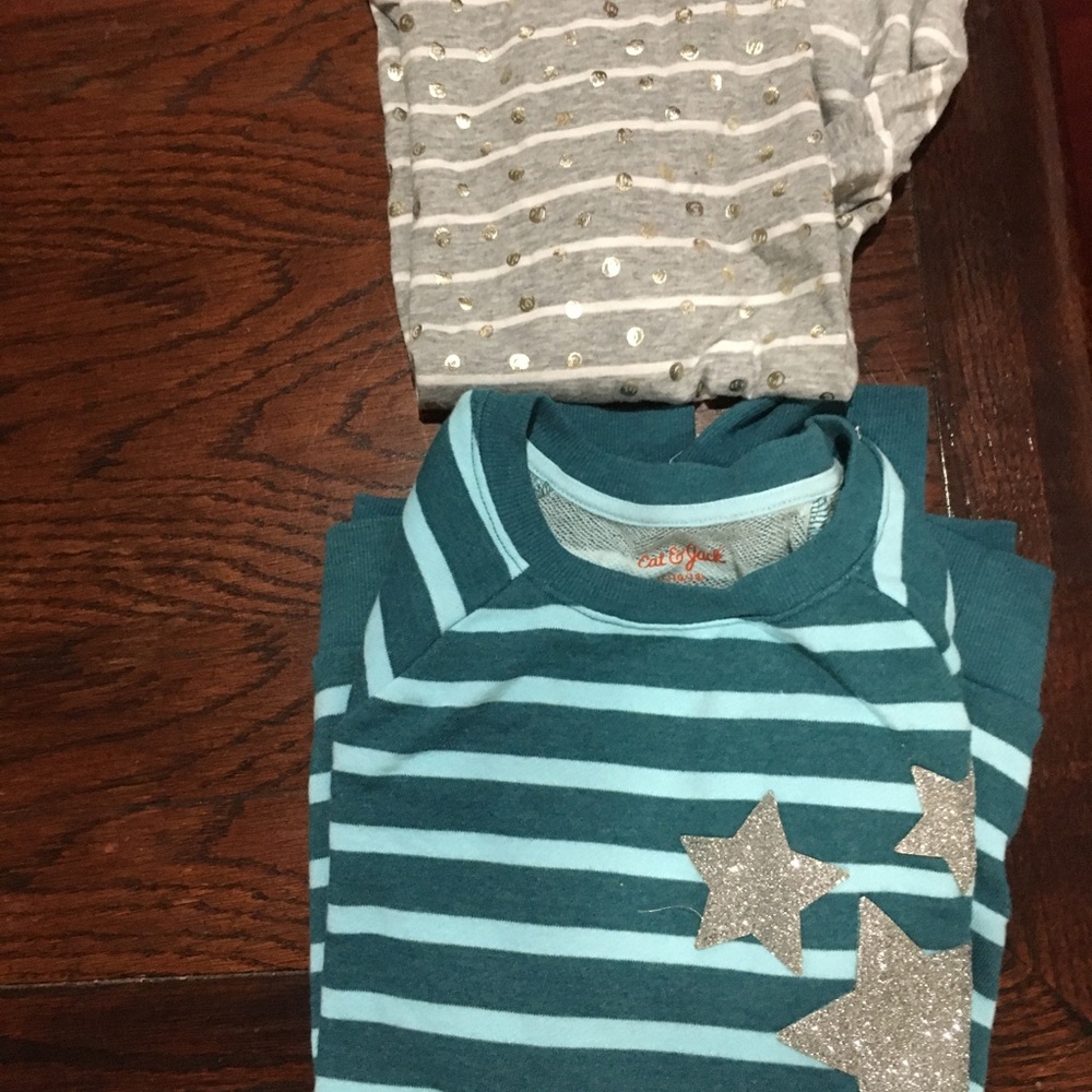 A bundle of 2 tops